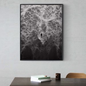 Standing in the Waves - Schwarz-weiß Poster