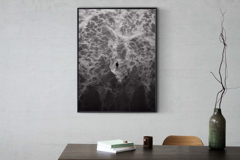 Standing in the Waves - Schwarz-weiß Poster